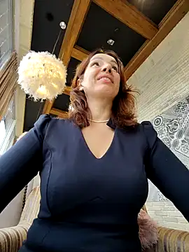 Snapshot of EvaXOAir chatting on 11.10.25 EvaXOAir online show from 11.10.25