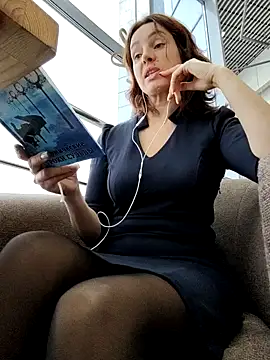 Snapshot of EvaXOAir chatting on 11.12.25 EvaXOAir online show from 11.12.25