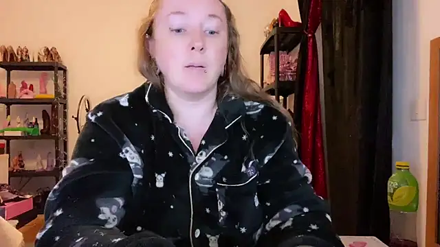 kisicaxx online show from 12.14.25