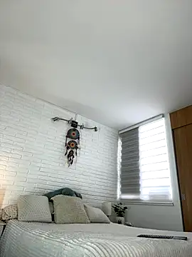 hollythomson online show from 11.19.25