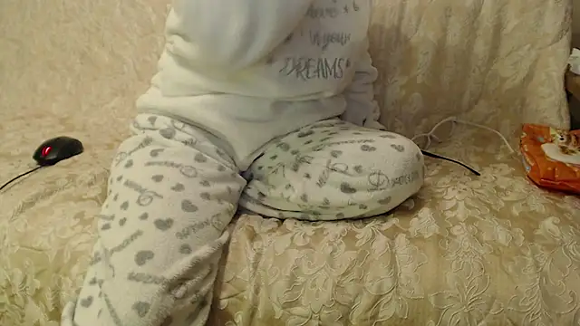 Snapshot of larawet chatting on 11.29.25 larawet online show from 11.29.25