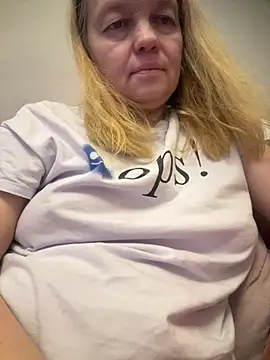 Snapshot of Susanel chatting on 01.04.25 Susanel online show from 01.04.25