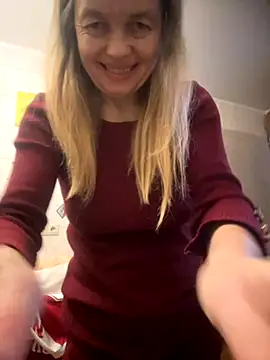 Snapshot of Susanel chatting on 10.23.25 Susanel online show from 10.23.25