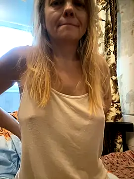 Snapshot of Susanel chatting on 10.25.25 Susanel online show from 10.25.25