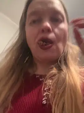 Snapshot of Susanel chatting on 11.21.25 Susanel online show from 11.21.25