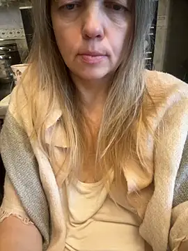 Snapshot of Susanel chatting on 11.28.25 Susanel online show from 11.28.25