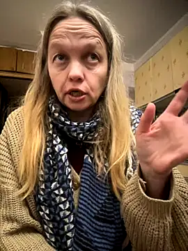 Snapshot of Susanel chatting on 11.30.25 Susanel online show from 11.30.25