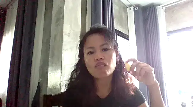 Snapshot of nareethai chatting on 12.20.24 nareethai online show from 12.20.24