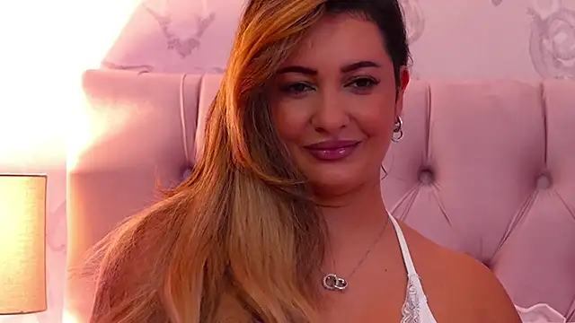 Snapshot of YaaraCollins chatting on 12.13.25 YaaraCollins online show from 12.13.25