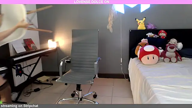 Snapshot of minarocket_ chatting on 12.18.25 minarocket online show from 12.18.25