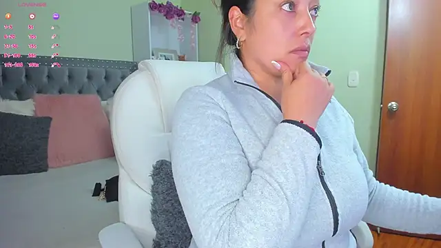 Snapshot of Kyllie_B chatting on 09.16.25 Kyllie B online show from 09.16.25