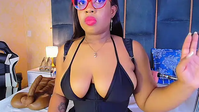 Snapshot of CaseyMoon chatting on 10.19.25 CaseyMoon online show from 10.19.25