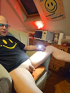 Snapshot of hardcap chatting on 11.26.25 hardcap online show from 11.26.25