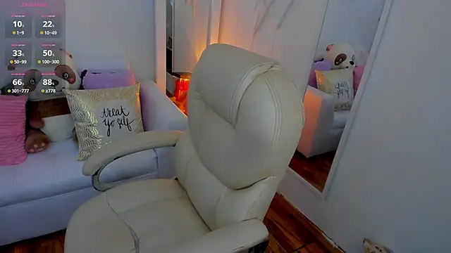 Snapshot of zobe_love chatting on 01.28.25 zobe love online show from 01.28.25