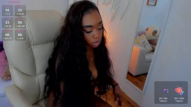 Snapshot of zobe_love chatting on 03.15.25 zobe love online show from 03.15.25