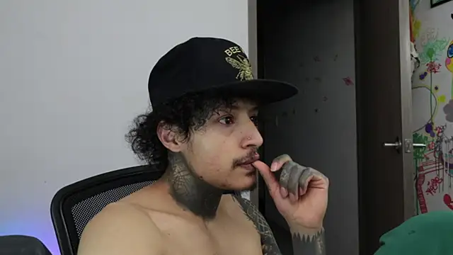 Snapshot of trieone chatting on 02.26.26 trieone online show from 02.26.26