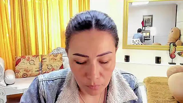 Snapshot of gaby_trent chatting on 12.24.24 gaby trent online show from 12.24.24
