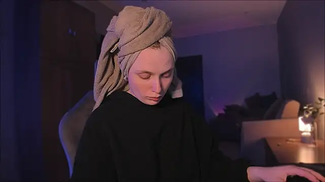 Snapshot of Rachel_Ro chatting on 12.21.24 Rachel Ro online show from 12.21.24