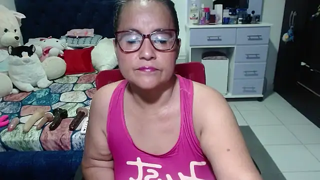 Snapshot of pervert_mommy_ chatting on 10.28.25 pervert mommy online show from 10.28.25