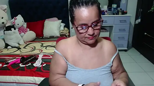 Snapshot of pervert_mommy_ chatting on 11.18.25 pervert mommy online show from 11.18.25