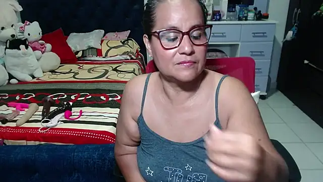 Snapshot of pervert_mommy_ chatting on 11.19.25 pervert mommy online show from 11.19.25