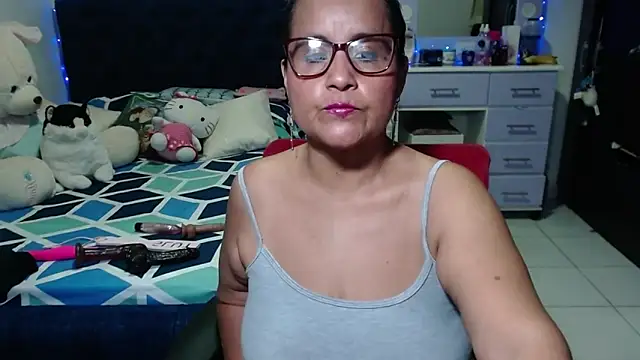 Snapshot of pervert_mommy_ chatting on 12.16.25 pervert mommy online show from 12.16.25