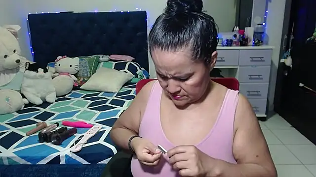 Snapshot of pervert_mommy_ chatting on 12.17.25 pervert mommy online show from 12.17.25