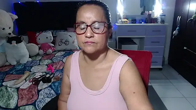 Snapshot of pervert_mommy_ chatting on 01.10.26 pervert mommy online show from 01.10.26