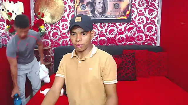 Snapshot of PEINBOYS chatting on 10.02.25 PEINBOYS online show from 10.02.25