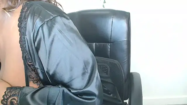 Snapshot of Black_Monster_Tits chatting on 11.23.25 Black Monster Tits online show from 11.23.25