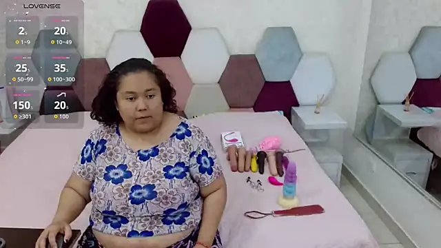 Snapshot of angel_blue chatting on 02.15.26 angel blue online show from 02.15.26