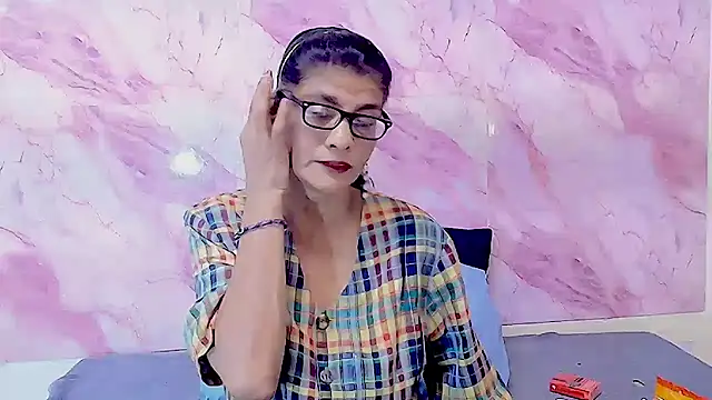Snapshot of IndianAllure chatting on 10.10.25 IndianAllure online show from 10.10.25