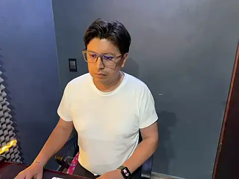 Snapshot of TheSantis chatting on 03.14.25 TheSantis online show from 03.14.25