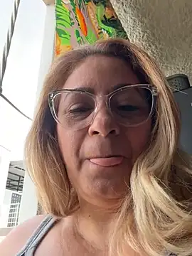 Snapshot of x_elena_x chatting on 12.04.24 x elena x online show from 12.04.24