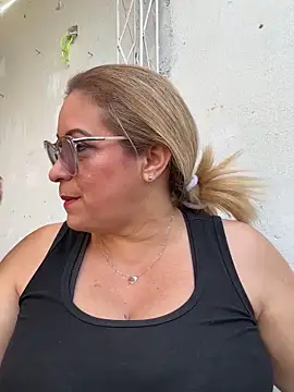 Snapshot of x_elena_x chatting on 12.11.24 x elena x online show from 12.11.24