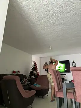 Snapshot of x_elena_x chatting on 12.12.24 x elena x online show from 12.12.24