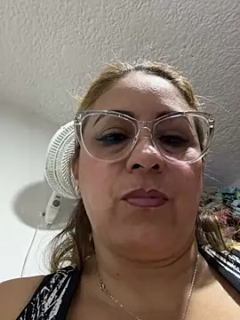 Snapshot of x_elena_x chatting on 12.17.24 x elena x online show from 12.17.24