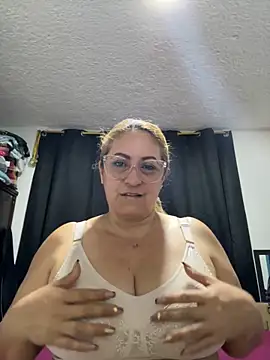 Snapshot of x_elena_x chatting on 12.20.24 x elena x online show from 12.20.24