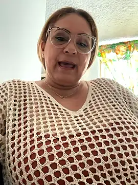 Snapshot of x_elena_x chatting on 12.25.24 x elena x online show from 12.25.24