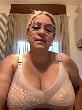 Snapshot of x_elena_x chatting on 01.27.25 x elena x online show from 01.27.25