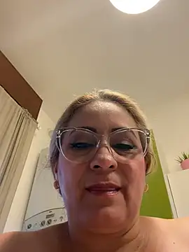 Snapshot of x_elena_x chatting on 01.28.25 x elena x online show from 01.28.25