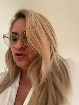 Snapshot of x_elena_x chatting on 01.29.25 x elena x online show from 01.29.25