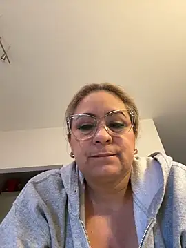 Snapshot of x_elena_x chatting on 01.31.25 x elena x online show from 01.31.25