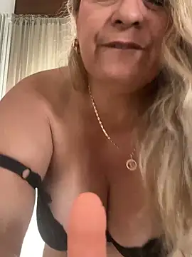 Snapshot of x_elena_x chatting on 02.07.25 x elena x online show from 02.07.25