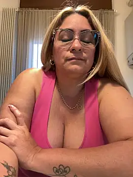 Snapshot of x_elena_x chatting on 02.10.25 x elena x online show from 02.10.25