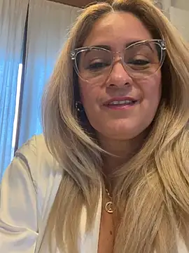 Snapshot of x_elena_x chatting on 02.10.25 x elena x online show from 02.10.25