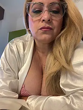 Snapshot of x_elena_x chatting on 02.11.25 x elena x online show from 02.11.25