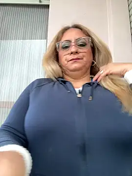 Snapshot of x_elena_x chatting on 02.12.25 x elena x online show from 02.12.25