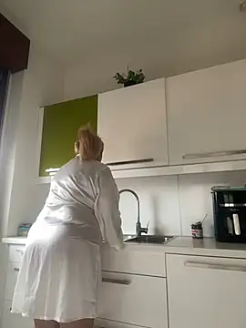 Snapshot of x_elena_x chatting on 02.13.25 x elena x online show from 02.13.25