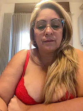 Snapshot of x_elena_x chatting on 02.13.25 x elena x online show from 02.13.25